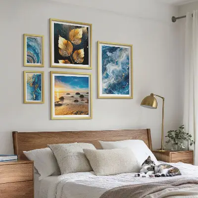 Gallery wall met abstracte blauwe landschappen