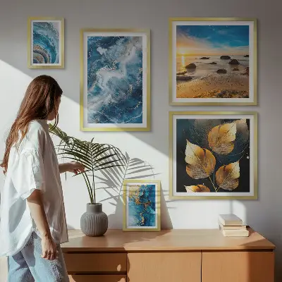 Gallery wall met abstracte blauwe landschappen