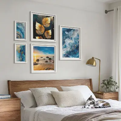 Gallery wall met abstracte blauwe landschappen