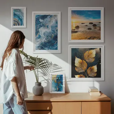 Gallery wall met abstracte blauwe landschappen