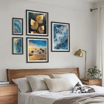 Gallery wall met abstracte blauwe landschappen