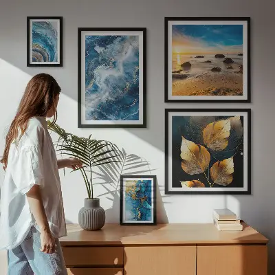 Gallery wall met abstracte blauwe landschappen