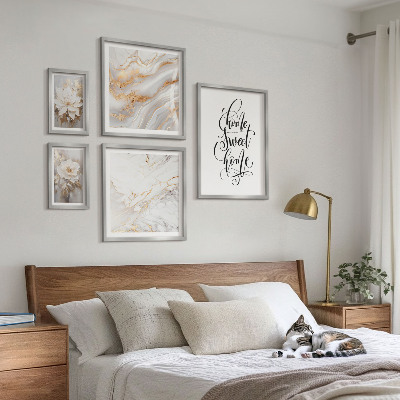 Gallery wall Stijlvol interieur met bloemen en marmer