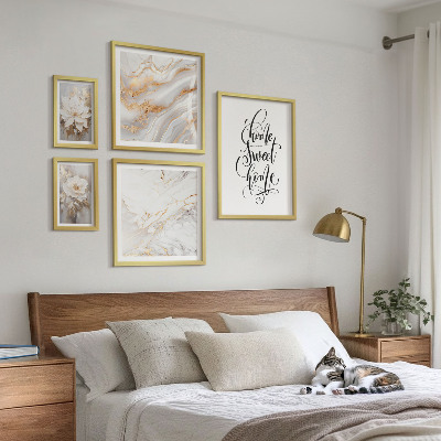 Gallery wall Stijlvol interieur met bloemen en marmer