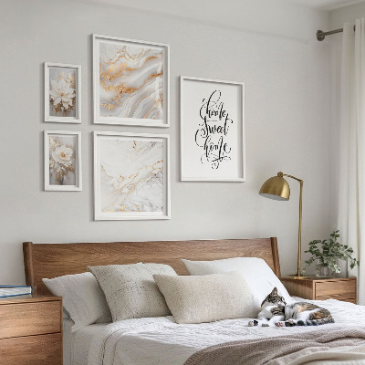 Gallery wall Stijlvol interieur met bloemen en marmer