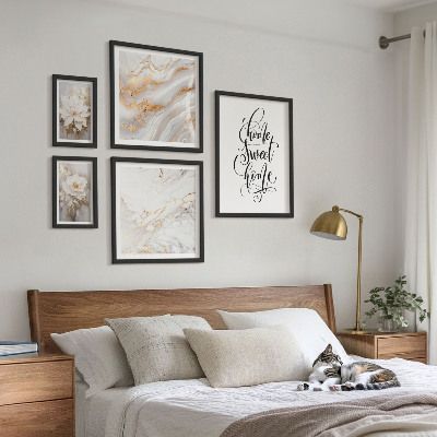 Gallery wall Stijlvol interieur met bloemen en marmer