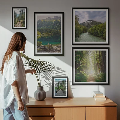Wanddecoratie compositie met berglandschappen en bospaden
