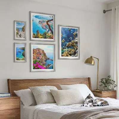 Gallery wall met kustlandschappen, vissen en stranden