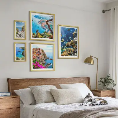 Gallery wall met kustlandschappen, vissen en stranden