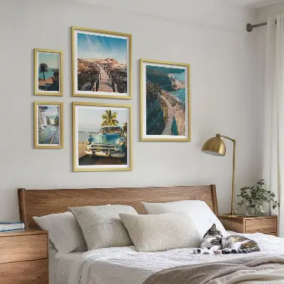 Set van moderne schilderijen met landschappen, reizen, auto's en natuur