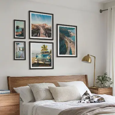 Set van moderne schilderijen met landschappen, reizen, auto's en natuur