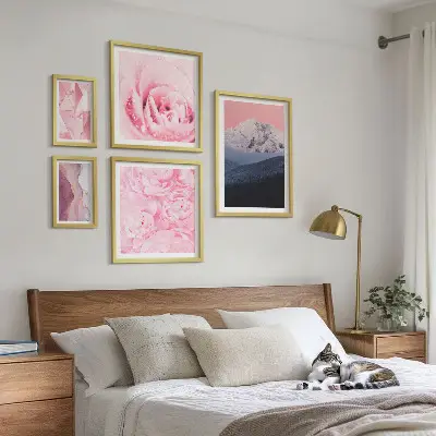 Set van moderne schilderijen met roze landschappen en bloemen