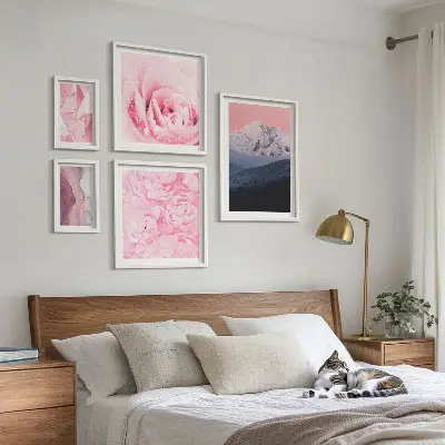 Set van moderne schilderijen met roze landschappen en bloemen