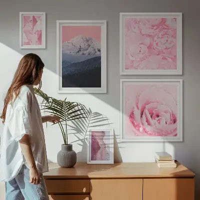 Set van moderne schilderijen met roze landschappen en bloemen