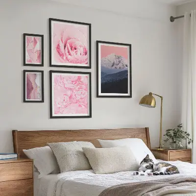 Set van moderne schilderijen met roze landschappen en bloemen