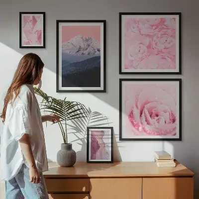 Set van moderne schilderijen met roze landschappen en bloemen