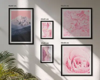 Set van moderne schilderijen met roze landschappen en bloemen