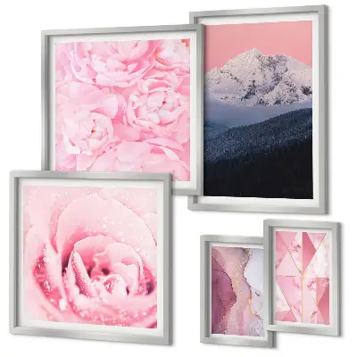 Set van moderne schilderijen met roze landschappen en bloemen