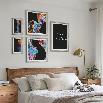 Gallery wall met kleurrijke positieve abstracties