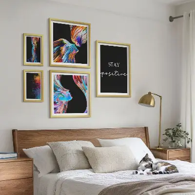 Gallery wall met kleurrijke positieve abstracties