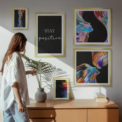 Gallery wall met kleurrijke positieve abstracties