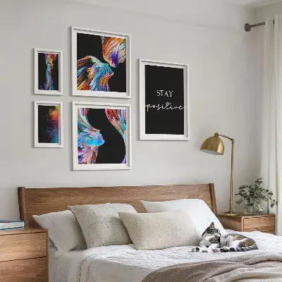 Gallery wall met kleurrijke positieve abstracties