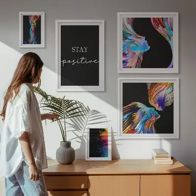 Gallery wall met kleurrijke positieve abstracties