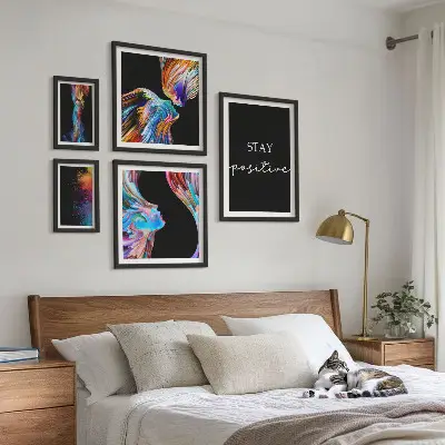 Gallery wall met kleurrijke positieve abstracties