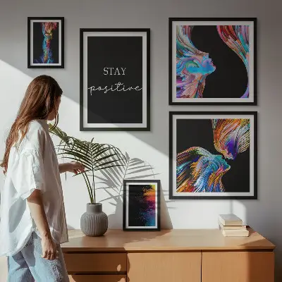 Gallery wall met kleurrijke positieve abstracties