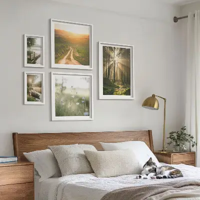 Gallery wall met boslandschap met zon en water