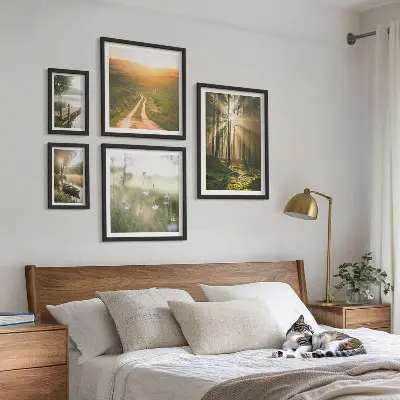 Gallery wall met boslandschap met zon en water
