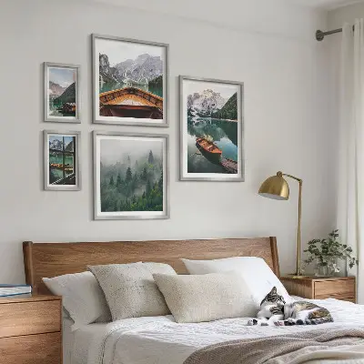 Moderne schilderijenset met rustige bergmeren en boten