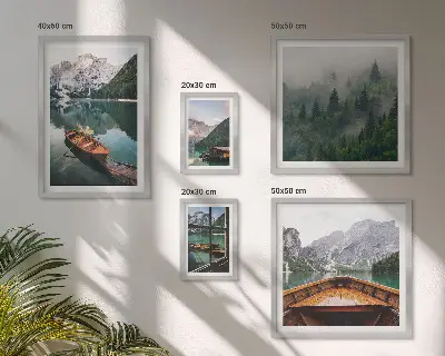 Moderne schilderijenset met rustige bergmeren en boten