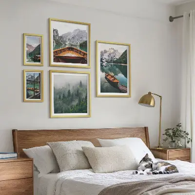 Moderne schilderijenset met rustige bergmeren en boten