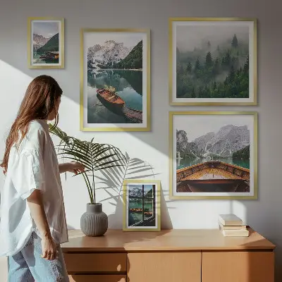 Moderne schilderijenset met rustige bergmeren en boten