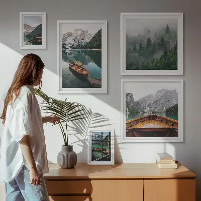 Moderne schilderijenset met rustige bergmeren en boten