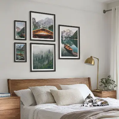 Moderne schilderijenset met rustige bergmeren en boten