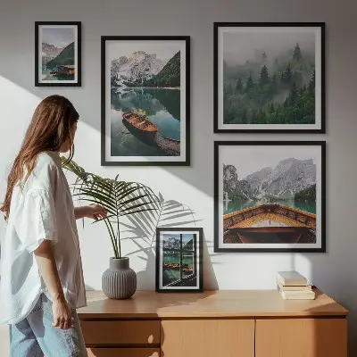 Moderne schilderijenset met rustige bergmeren en boten