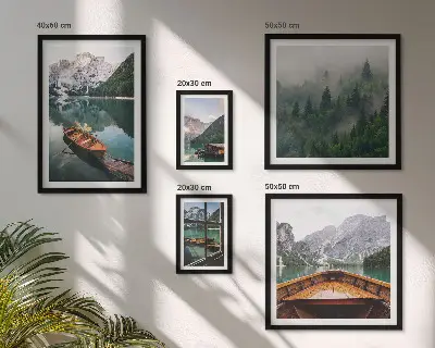 Moderne schilderijenset met rustige bergmeren en boten