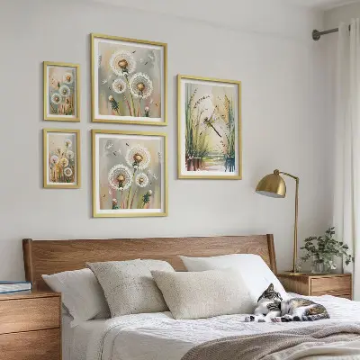 Set van moderne schilderijen met bloemen en libellen in natuurlijke stijl
