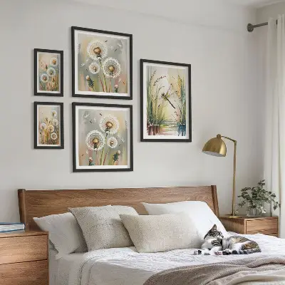 Set van moderne schilderijen met bloemen en libellen in natuurlijke stijl