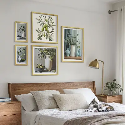 Groene olijven in een vaas decoratie voor aan de muur