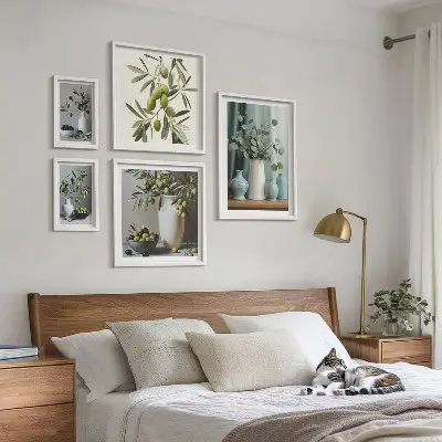 Groene olijven in een vaas decoratie voor aan de muur