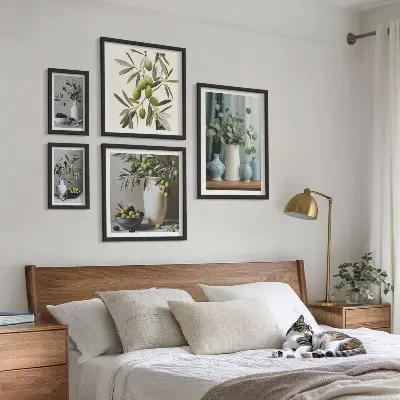 Groene olijven in een vaas decoratie voor aan de muur