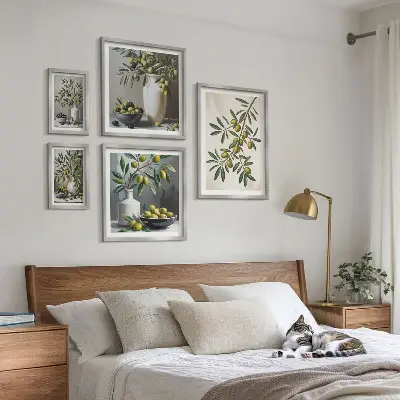 Set van moderne schilderijen met olijfgroene accenten voor in een rustiek interieur
