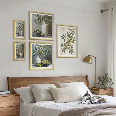 Set van moderne schilderijen met olijfgroene accenten voor in een rustiek interieur