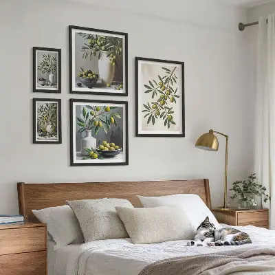 Set van moderne schilderijen met olijfgroene accenten voor in een rustiek interieur