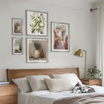 Gallery wall met stijlvolle interieurs, bloemen en fruit