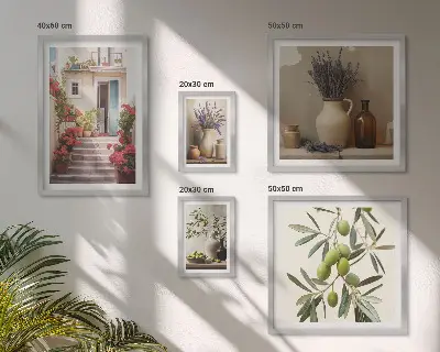 Gallery wall met stijlvolle interieurs, bloemen en fruit