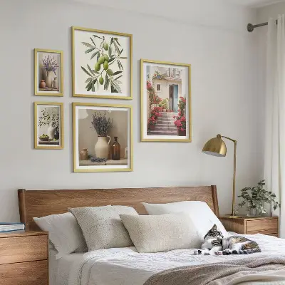 Gallery wall met stijlvolle interieurs, bloemen en fruit